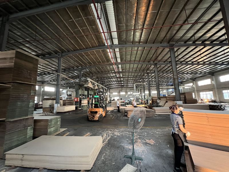 Dongguan Lingfeng Wood Industry Co., Ltd. Produktionslinie des Herstellers